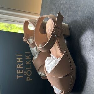 Tan Leather Sandals with Ankle Strap
TERHI POLKKI Dora clog 40 EU size